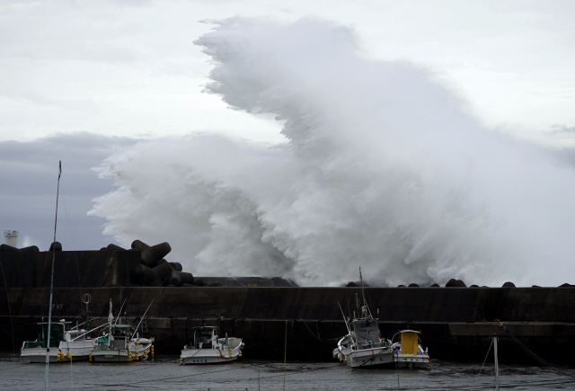 강력한 태풍 ‘하기비스’가 접근 중인 11일 일본 미에현 키호 항에서 큰 파도가 방파제를 강타하며 솟구치고 있다./AP연합뉴스