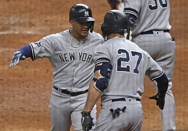 뉴욕 양키스의 글레이버 토레스(왼쪽)가 6회 솔로 홈런을 터뜨린 뒤 동료의 축하를 받고 있다. /UPI연합뉴스
