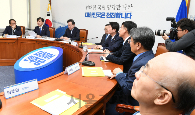 조국 법무부 장관 발언 듣는 김조원 민정수석