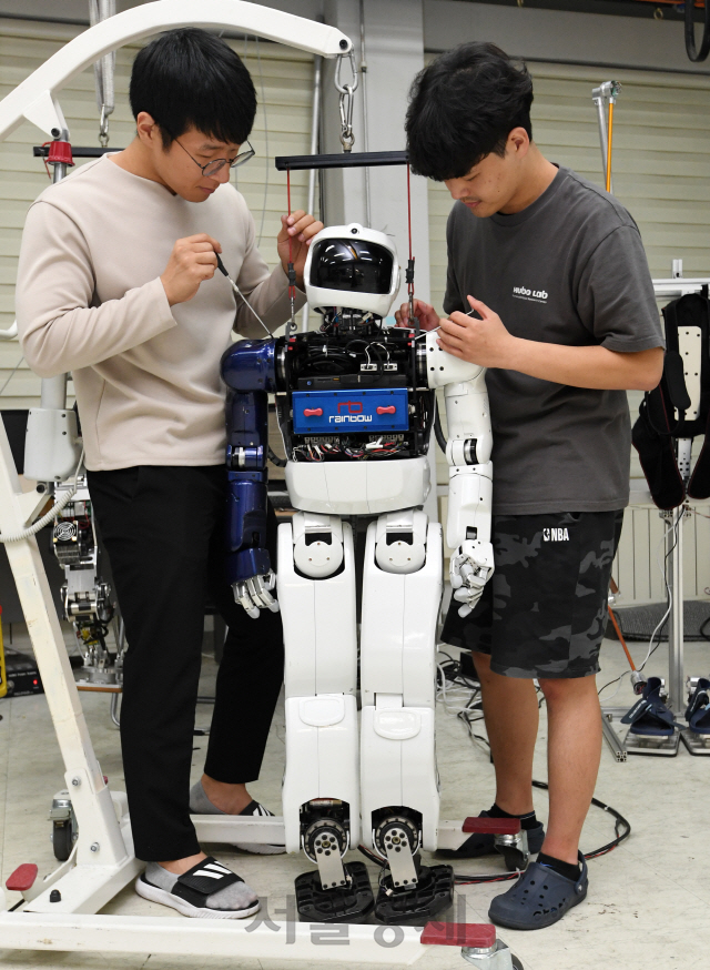 [로봇이간다]휴보랩 연구진이 안드로이드 ‘휴보’의 핵심부품들을 개발해 장착하고 있다. /대전=권욱기자