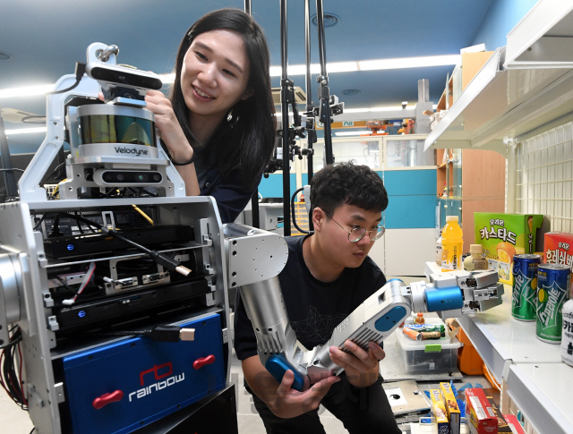 [로봇이간다]휴보랩 연구진이 개발한 휴머노이드를 조립하고 있다. /대전=권욱기자