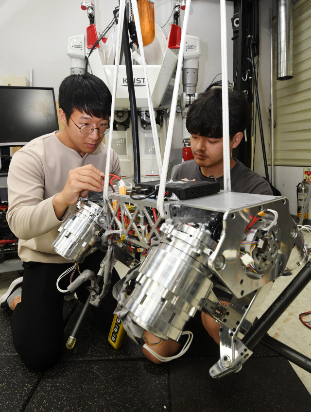 [로봇이간다]휴보랩 연구진이 독자개발 중인 4족 보행용 견마로봇의 몸체를 조립하고 있다. /대전=권욱기자