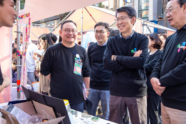 12일 서울 서대문구 연세로에서 열린 ‘IF 2019’를 찾은 은성수(오른쪽 두번째) 금융위원장과 김홍일(오른쪽 세번째) 디캠프 센터장이 스타트업 관계자로부터 제품에 대한 설명을 듣고 있다. /사진제공=디캠프