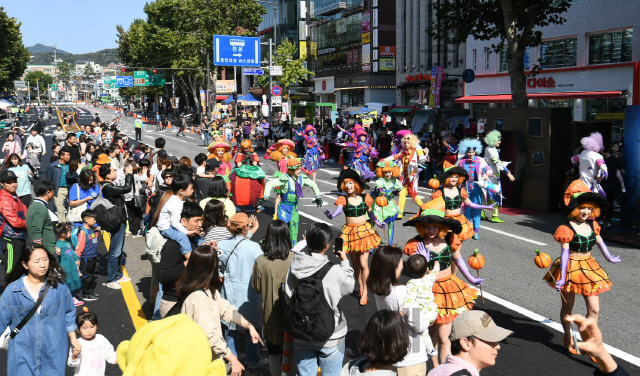 13일 오전 차 없는 거리가 시행된 서울 종로구 대학로에서 롯데월드 어드벤처 엔터테인먼트팀이 화려한 '해피 할로윈 파티 퍼레이드'를 선보이고 있다. 롯데월드 어드벤처는 다음 달 17일까지 큐티 할로윈과 호러 할로윈을 테마로 축제를 진행한다./오승현기자 2019.10.13