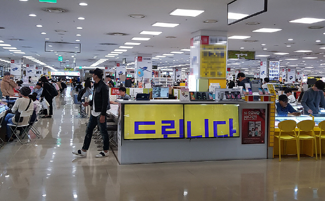 서울 신도림 테크노마트 집단상가를 찾은 소비자들이 스마트폰을 둘러보고 있다./권경원기자