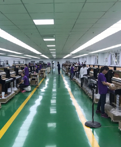 10일 중국 상하이시에 있는 ‘자일러삼익’ 사옥에서 중국인 직원들이 인도네시아에서 수입된 제품을 뜯어 조율을 진행하고 있다. /박호현 기자
