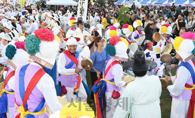 '2019 서울 아리랑페스티벌'의 마지막 날인 13일 오후 서울 광화문광장에서 지역아리랑보존회와 풍물단체를 비롯해 시민과 외국인 등 2천여 명이 한데 어우러진 판놀이 길놀이가 진행되고 있다./오승현기자 2019.10.13