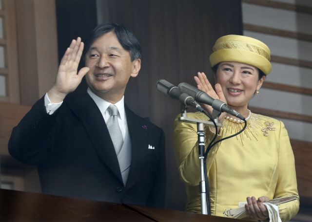 나루히토 일왕 부부가 지난 5월 도쿄 왕궁에서 광장에 모인 사람들을 향해 손을 흔들고 있다./EPA연합뉴스
