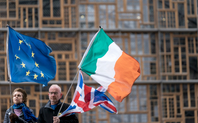 지난 11일(현지시간)벨기에 브뤼셀 유럽연합(EU) 본부 앞에서 브렉시트 반대 시위자들이 EU, 영국, 아일랜드 깃발을 들며 브렉시트 합의를 촉구하고 있다./브뤼셀=AFP연합뉴스