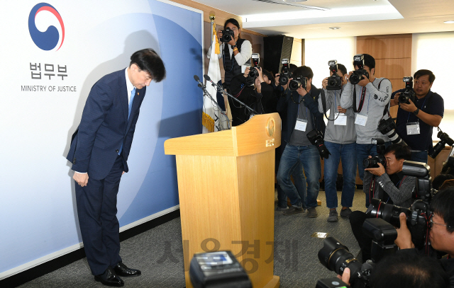 조국 법무부 장관이 14일 오전 경기도 과천시 정부과천청사 법무부에서 검찰 특별수사부 축소와 명칭 변경을 위한 규정 등 검찰개혁 방안을 발표한 뒤 인사하고 있다. 이 개혁안은 15일 국무회의에서 확정될 예정이다./과천=오승현기자 2019.10.14