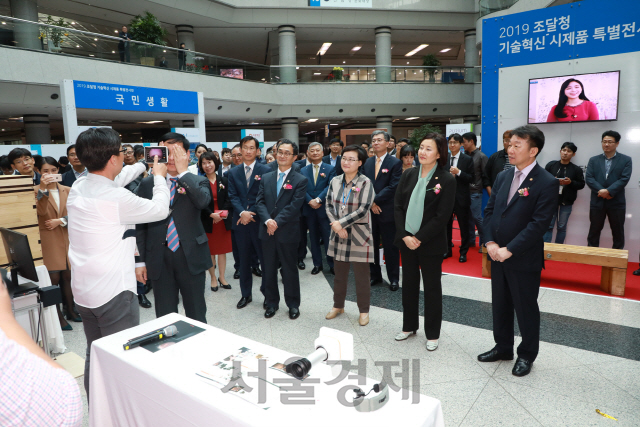 중소벤처기업부 박영선(사진 아풀 오른쪽에서 두번째) 장관과 정무경(〃첫번째) 조달청장, 과학기술정보통신부 문미옥(〃세번째) 제1차관, 박원주(〃네번째) 특허청장 등이 혁신 시제품 후보제품 특별전시회에서 휴대용 안저카메라 시연을 지켜보고 있다. 사진제공=조달청