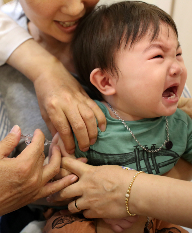 부산 서구의 한 소아 병원에서 어린이가 독감 예방 접종을 하고 있다./연합뉴스