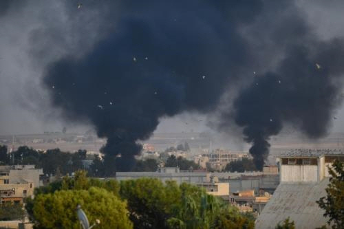 터키군 포격을 받은 시리아 북동부 탈 아브야드에서 연기가 오르는 모습./아나돌루=연합뉴스