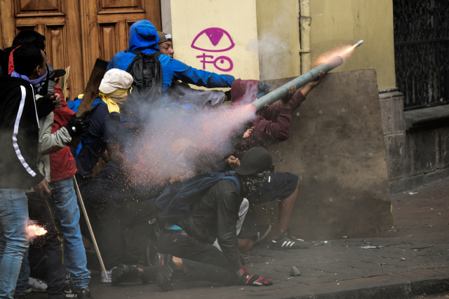 지난 9일(현지시간) 에콰도르 수도 키토에서 정부의 유가보조금 폐지 결정에 반대하는 시위대가 직접 제조한 박격포를 경찰을 향해 발사하고 있다. /키토=AFP연합뉴스