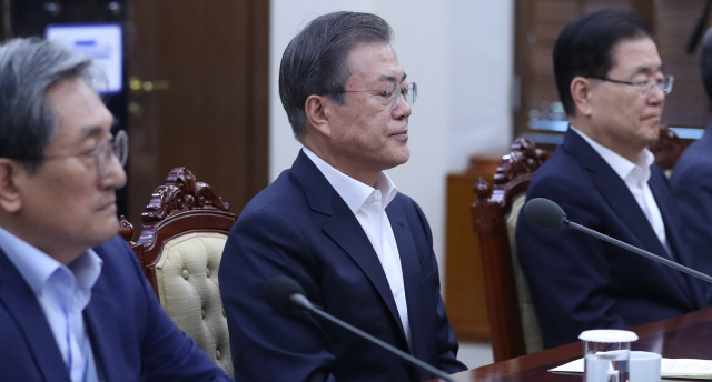 지지율 추락에 국정운영·총선 위기감...文 '與 비토론' 수용