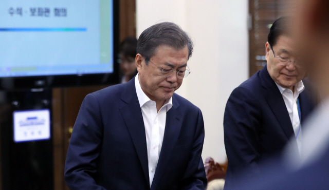 지지율 추락에 국정운영·총선 위기감...文 '與 비토론' 수용