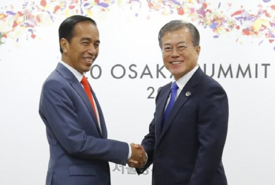 지난 6월 오사카에서 열린 G20 정상회의에서 문재인 대통령과 조코 위도도 인도네시아 대통령이 악수하고 있다,/연합뉴스