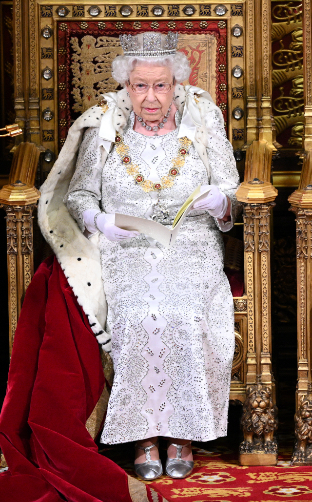 [사진]英 의회 개원 연설하는 여왕