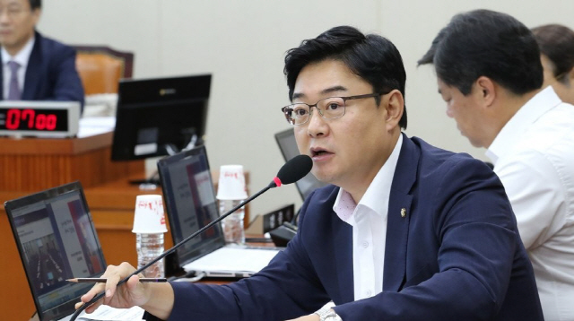 한국당 '지지율 폭락 위기에 조국 사퇴…文, 사죄해야'