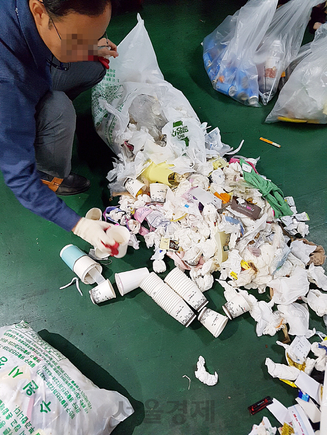 수원시 공무원 쓰레기 봉투 뜯어보니…재활용품 와르르