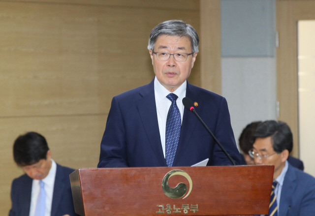 업무보고하는 이재갑 고용장관      (세종=연합뉴스) 진성철 기자 = 이재갑 고용노동부 장관이 4일 세종시 정부세종청사 고용노동부에서 열린 국회 환경노동위원회 국정감사에서 업무보고하고 있다.   2019.10.4      zjin@yna.co.kr  (끝)      <저작권자(c) 연합뉴스, 무단 전재-재배포 금지>