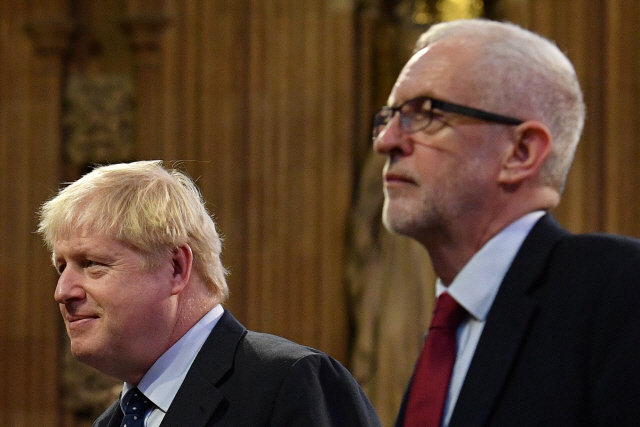 보리스 존슨(왼쪽) 영국 총리와 제1야당인 노동당의 제러미 코빈 대표가 14일(현지시간) 런던 상원에서 ‘여왕 연설’을 듣고 있다. /런던=AFP연합뉴스