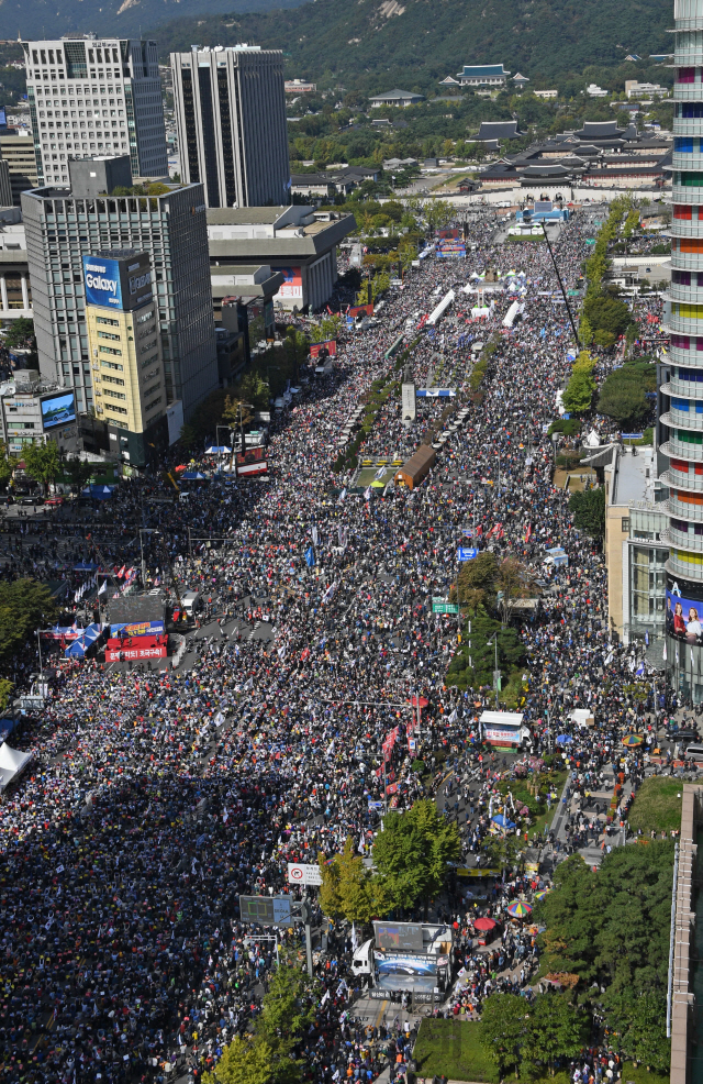 한글날인 10월 9일 서울 광화문광장에서 범보수단체 주최로 열린 조국 법무부 장관 사퇴 촉구 집회에서 시민들이 조 장관의 사퇴 및 문재인 대통령의 하야를 요구했다./성형주기자