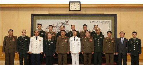 지난 8월 중국 중앙군사위 청사서 기념촬영한 북중 군부/연합뉴스