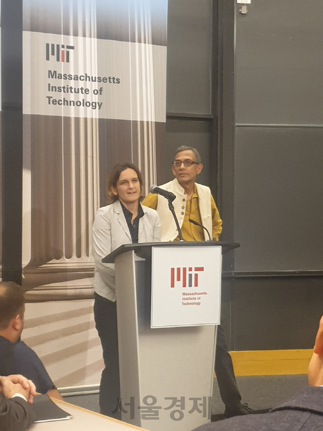 올해 노벨경제학상 수상자인 에스테르 뒤플로(왼쪽) 부부가 14일(현지시간) 보스턴의 MIT 탕센터에서 수상소감을 발표하고 있다. /보스턴=김영필특파원