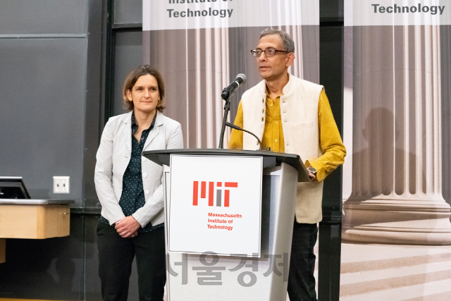노벨경제학상 수상자인 에스테르 뒤플로(왼쪽) 부부가 14일(현지시간) 보스턴의 MIT 탕센터에서 수상소감을 발표하고 있다. /보스턴=김영필특파원