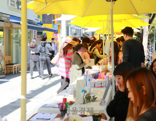 지난해 서울 영등포구 선유도공원 인근에서 열린 ‘시월의 선유’ 축제에서 시민들이 공예품 판매 부스를 둘러보고 있다.  /사진제공=영등포구