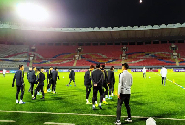한국 남자축구 대표팀이 2022년 카타르 월드컵 아시아지역 2차 예선 3차전 북한과의 경기를 하루 앞두고 14일 평양 김일성경기장에서 공식훈련을 하고 있다. /연합뉴스