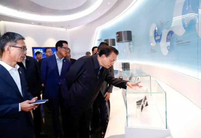 리커창 중국 총리가 14일(현지시간) 중국 시안(西安)의 삼성전자 반도체 공장을 방문해 제품을 둘러보고 있다. /연합뉴스
