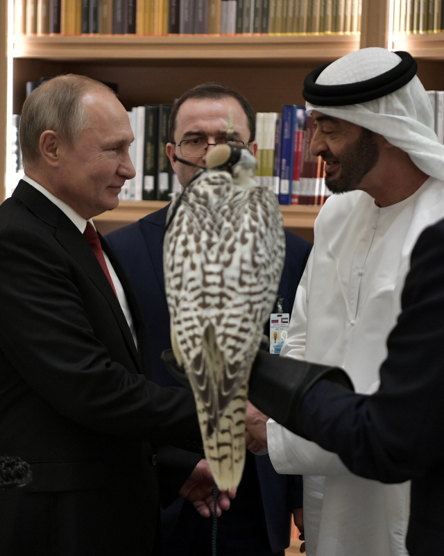 15일(현지시간) 아랍에미리트 아부다비 알와탄궁에서 블라디미르 푸틴(왼쪽) 러시아 대통령이 셰이크 무함마드 빈 자예드 알나흐얀(오른쪽) 아부다비 왕세제에게 매를 선물하고 있다.