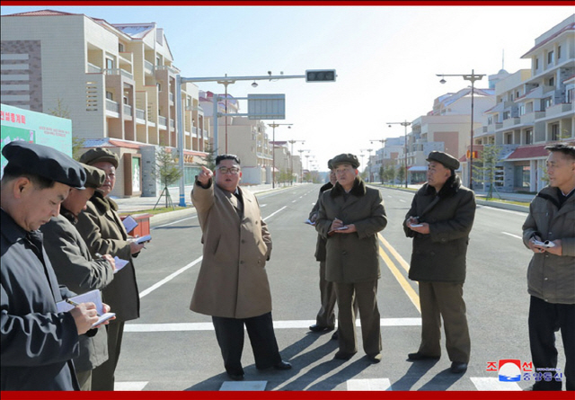 김정은 북한 국무위원장이 양강도 삼지연군 건설 현장을 시찰했다고 조선중앙통신이 16일 보도했다./연합뉴스