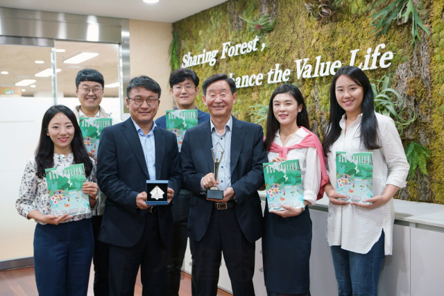한국산림복지진흥원 이창재(사진 앞줄 왼쪽에서 세번째) 원장이 아시아태평양스티비상 ‘은상’을 수상한 뒤 직원들과 기쁨을 함께 하고 있다. 사진제공=한국산림복지진흥원