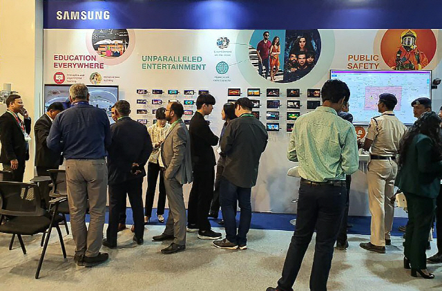 삼성전자와 인도 이동통신사 릴라이언스 지오가 인도 뉴델리에서 열린 ‘인도 모바일 콩그레스 2019’에서 5G 서비스를 시연하고 있다./사진제공=삼성전자 인도 뉴스룸
