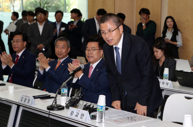 황교안(오른쪽) 자유한국당 대표는 16일 대구를 찾아 ‘민부론(民富論)’을 주제로 한 대구·경북 기업인들과의 간담회를 갖고 있다.  /연합뉴스