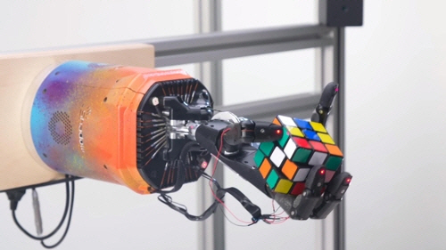 미국의 오픈AI가 개발한 로봇손이 큐브 퍼즐을 풀고 있다. /출처=오픈AI 유튜브