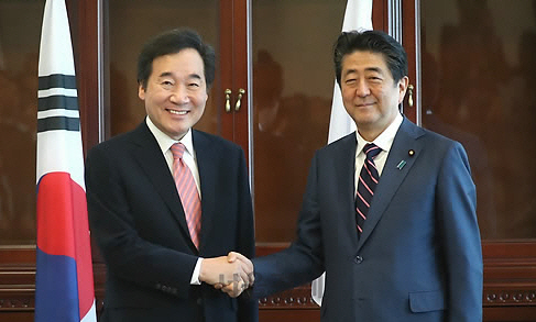 일본 아베 총리, '전범' 합사된 야스쿠니에 공물 보내