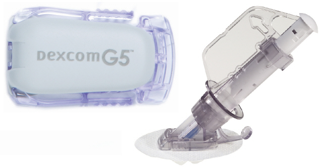 ‘덱스콤 G5’ 연속혈당기 송신기(왼쪽)와 애플리케이터·센서(오른쪽).