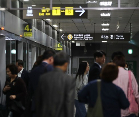 서울지하철 9호선 언주역에서 시민들이 열차를 이용하고 있다. /연합뉴스