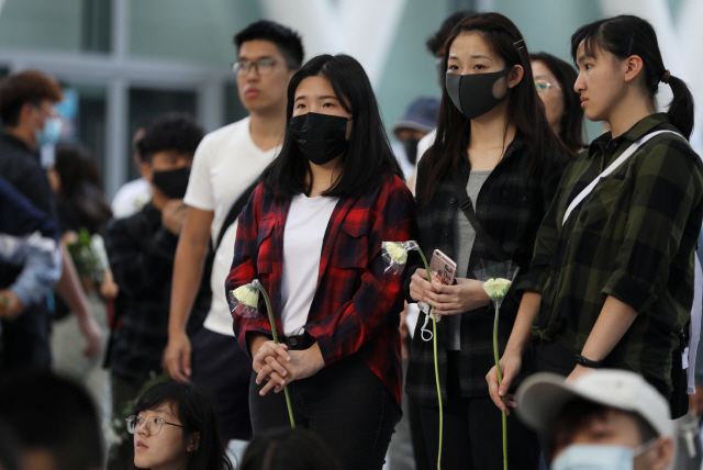 17일 홍콩에서 열린 복면금지법 반대 시위에 마스크를 쓰고 참가한 소녀들.   /홍콩=로이터연합뉴스