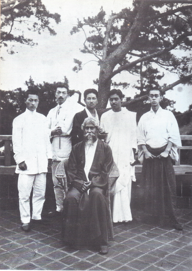 일본에 유학중인 진학문(뒷줄 왼쪽 첫번째)이 1916년 일본 요코하마 별장에서 타고르(앞줄 가운데)와 찍은 기념사진.