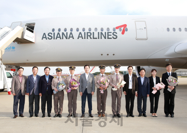 인천국제공항에서 16일 진행된 아시아나항공의 A350 10호기 도입식에서 한창수(왼쪽 여섯번째) 사장과 임직원들이 기념사진을 찍고 있다./사진제공=아시아나항공