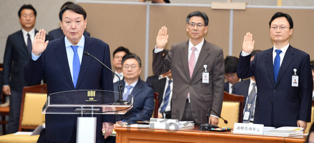 윤석열(왼쪽) 검찰총장이 17일 오전 서울 서초구 대검찰청에서 실시된 국회 법제사법위원회의 대검찰청 국정감사에서 증인 선서를 하고 있다./오승현기자 2019.10.17