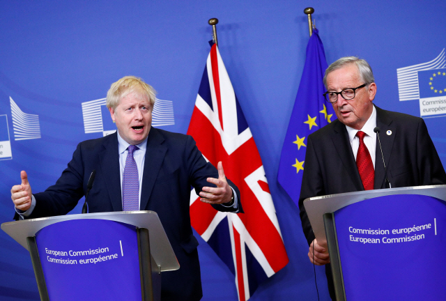 17일(현지시간) 벨기에 브뤼셀에서 보리스 존슨(왼쪽) 영국 총리와 장클로드 융커 유럽연합(EU) 집행위원장이 브렉시트(영국의 EU 탈퇴, Brexit) 합의 초안에 합의한 뒤 기자회견을 갖고 있다. 브뤼셀에서 EU 각국 정상들은 합의안에 대한 추인 절차를 진행할 예정이다./브뤼셀=로이터연합뉴스
