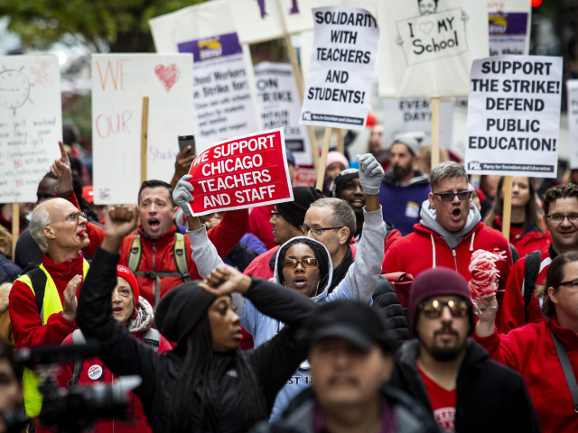 수천 명의 CTU 소속 교사·교직원들이 17일(현지시간) 시카고에 모여 인금 인상과 건강보험료 부담 인하 등을 요구하는 시위를 벌이고 있다. /시카고=AP연합뉴스