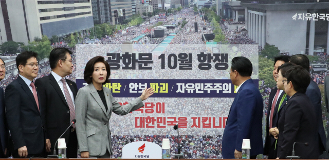 자유한국당 '400명 동원해 인증샷 보내라' 광화문 항쟁 직격탄