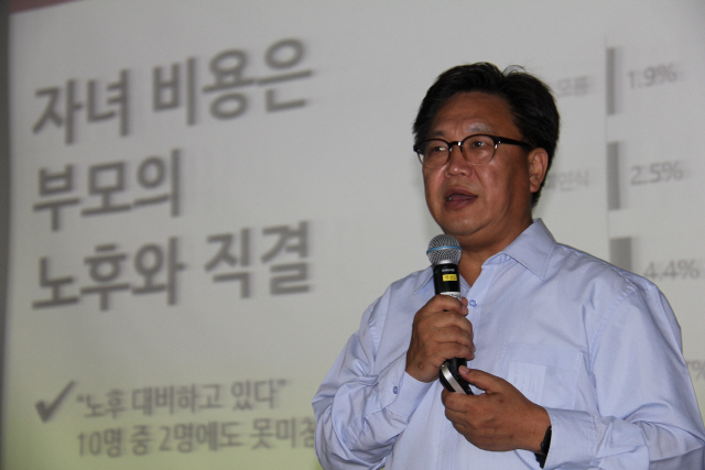 존리 메리츠자산운용 대표가 18일 서울 여의도고에서 학생들에게 금융 교육을 하고 있다. /사진=금융투자협회 제공